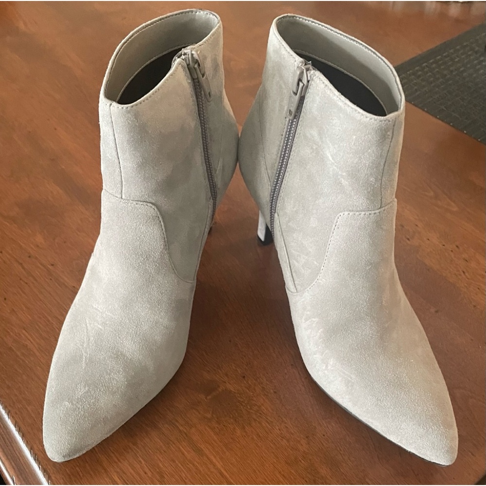 Naturalizer Light Grey Suede Ankle Booties - Size 6M